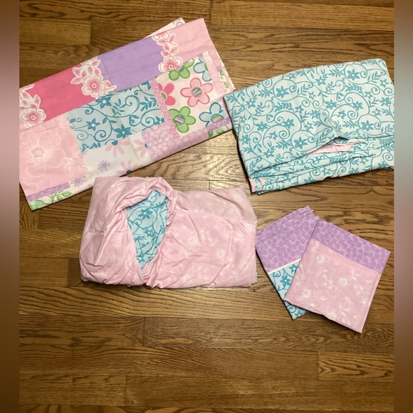 Westpoint Home Queen size reversible sheet set with matching reversible valances - Picture 2 of 10